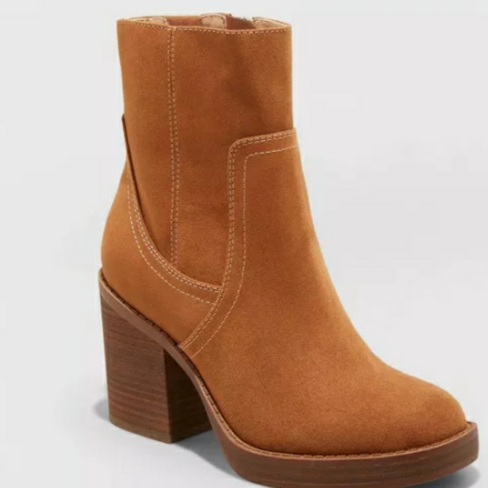 NWT Lilyan Platform Boots